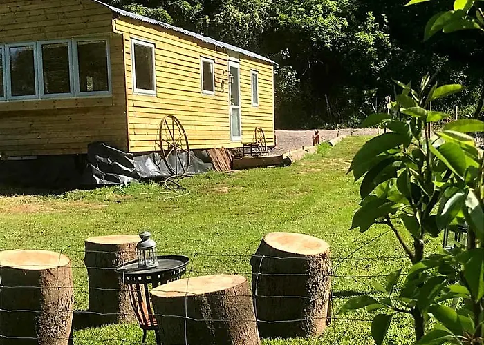 Shepherds Huts Ham Hill, 2 Double Beds, Bathroom, Lounge, Diner, Kitchen, Love Dogs & Cats Looking Out To Lake And By Ham Hill Country Park Plus Parking For Large Vehicles Available Also Great Deals On Workers Long Term This Is The Place To Relax And