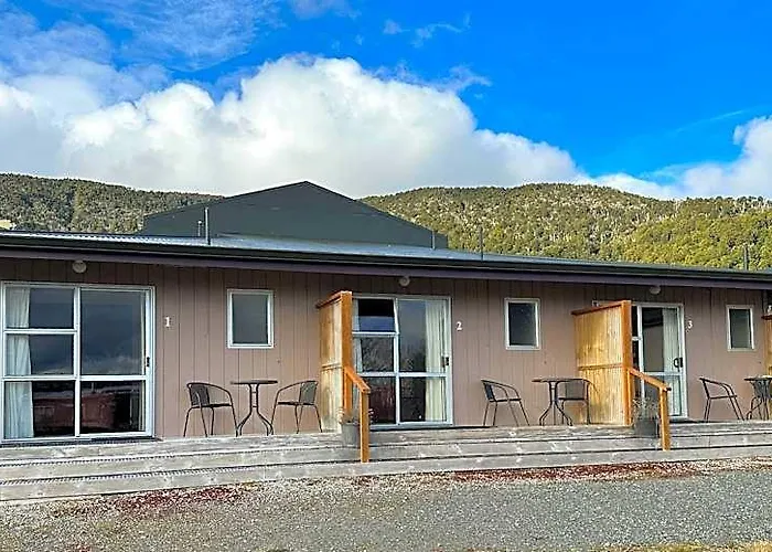 The Crossing Lodge And Backpackers