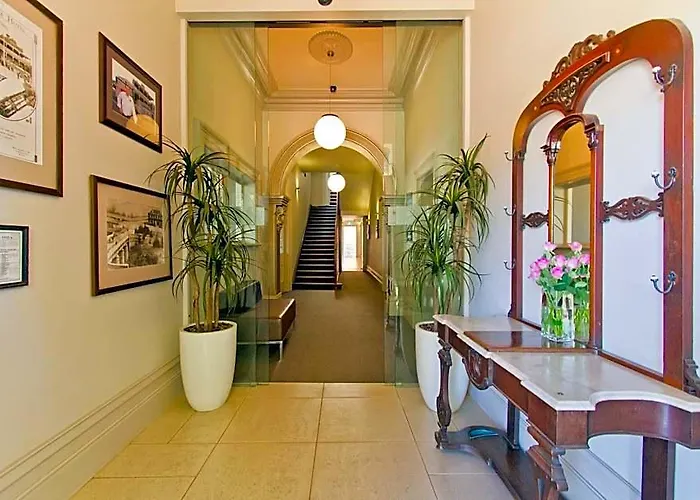Deloraine Hotel