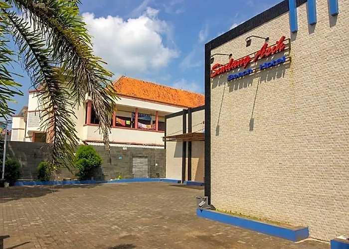 Reddoorz Near Goa Panggung