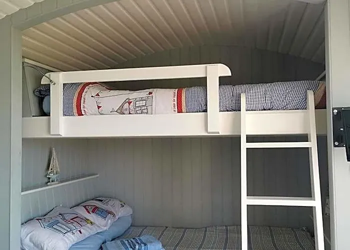 Allibella Shepherds Hut, Amazing Seaview, Private Garden, Pet Friendly
