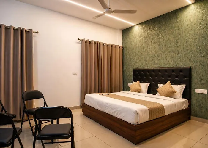 Hotel Amaltas Nayagaon Near Pgi & Pec College
