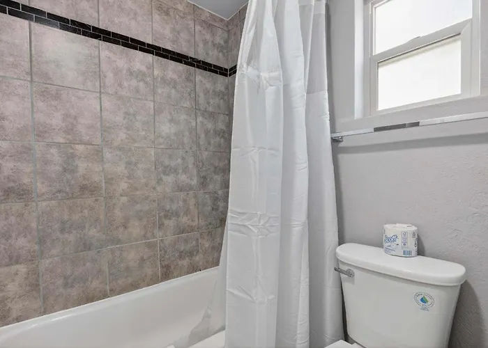Eagle Motel Suite 115