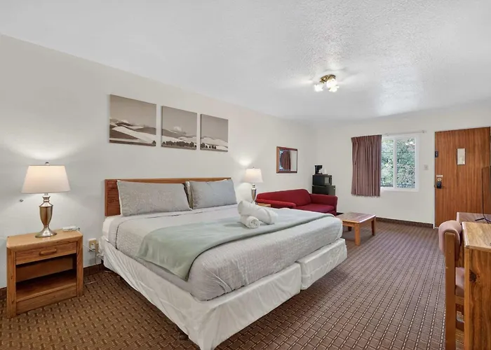 Eagle Motel Suite 107