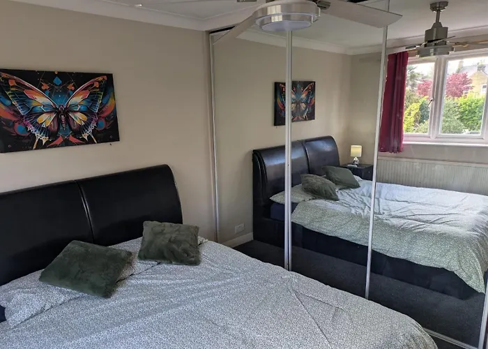 Large Central House Near Heathrow Airport & London With Parking