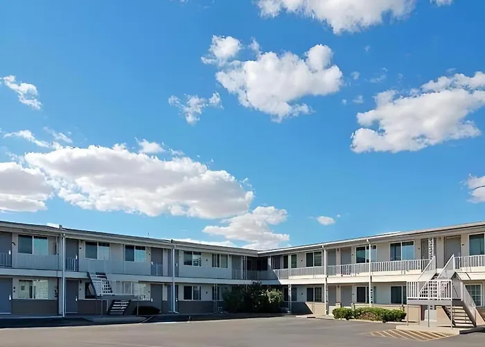 Super 8 By Wyndham Ontario Motel