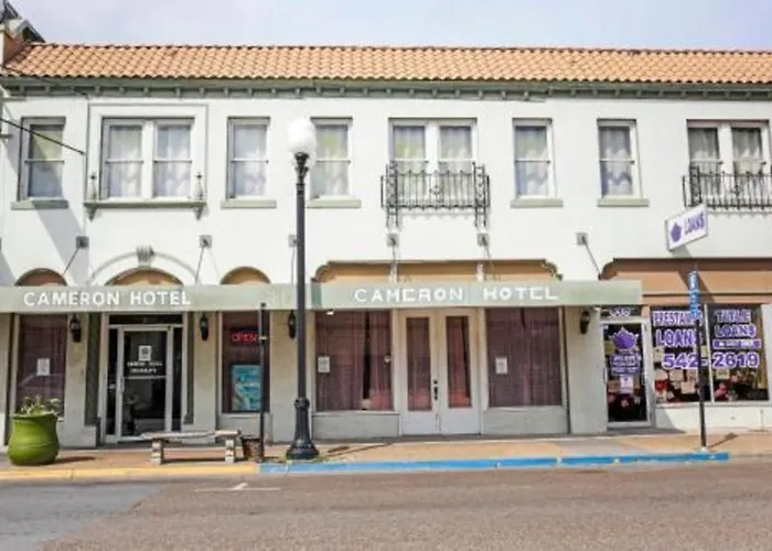 Oyo Historic Cameron Hotel Brownsville I-69E