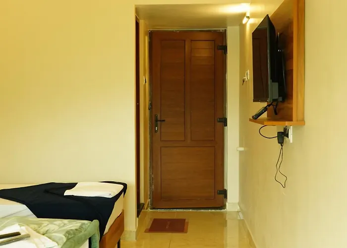 Vasu Inn - Rooms In Valparai