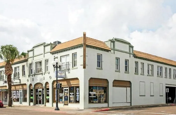 Oyo Historic Cameron Hotel Brownsville I-69E