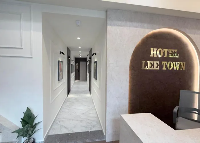 Hotel Lee Town