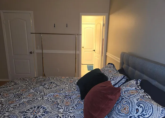 Monthly Stay Furnished Room With Swimming Pool, Easy Parking In Peaceful Temecula Home
