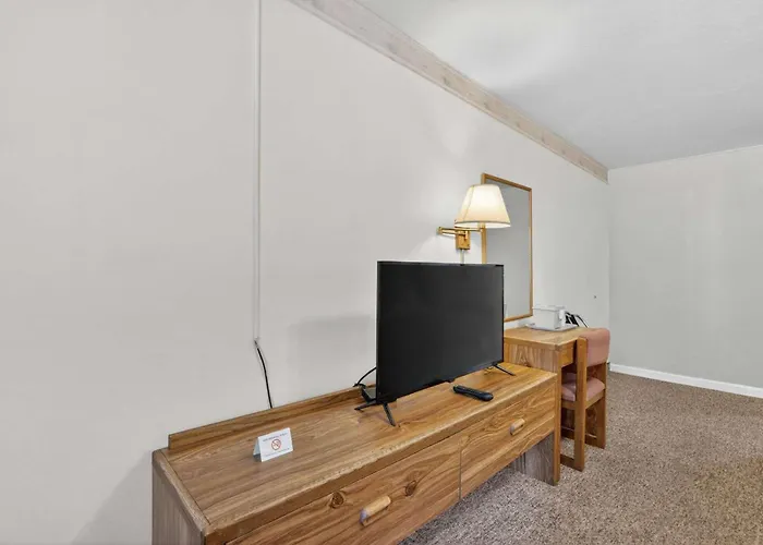 Eagle Motel Suite 112