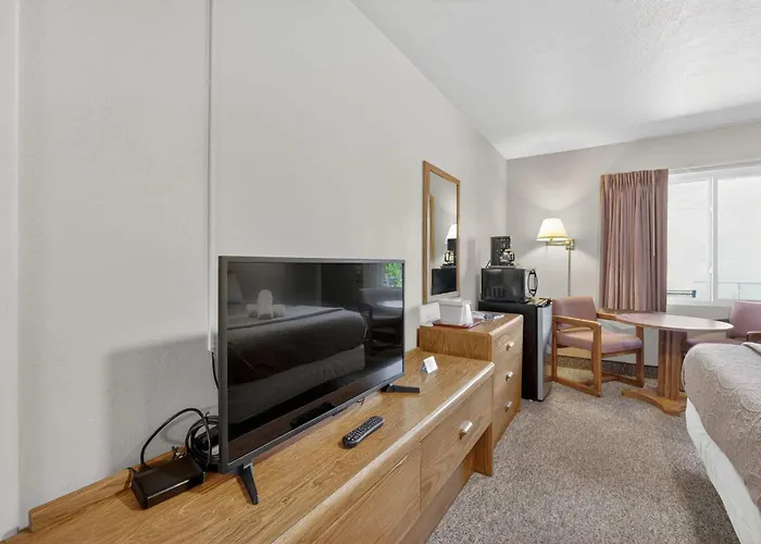 Eagle Motel Suite 110
