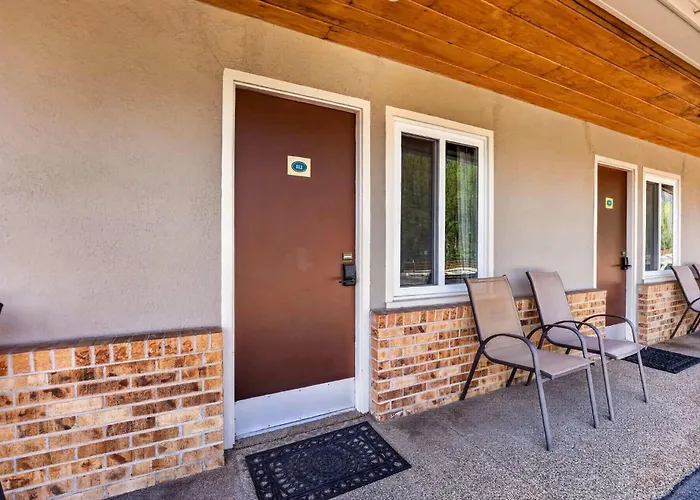 Eagle Motel Suite 111