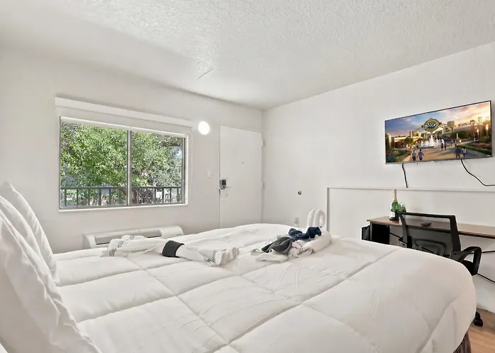 Hotel-Style Room Pool & Free Parking