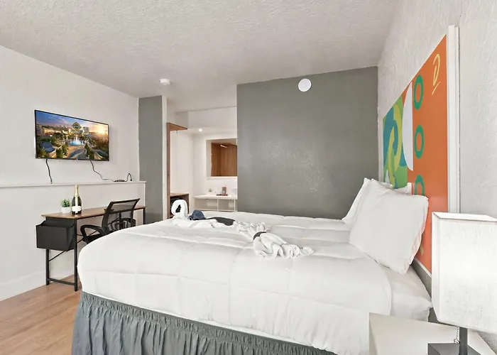 Hotel-Style Room Pool & Free Parking