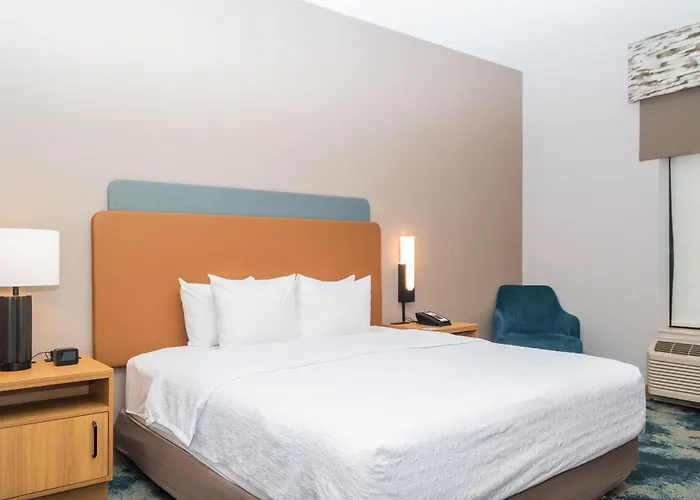 Hampton Inn & Suites Addison