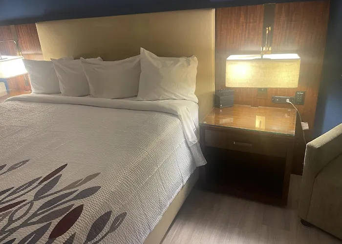 Red Roof Inn & Suites Hinesville