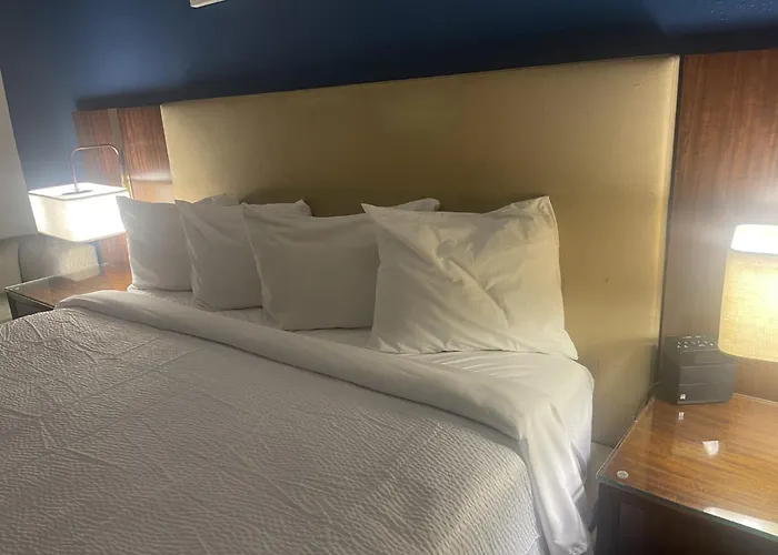 Red Roof Inn & Suites Hinesville