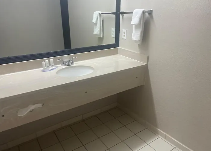 Red Roof Inn & Suites Hinesville