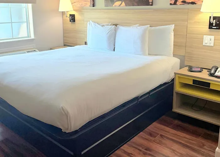 Days Inn & Suites By Wyndham Galveston West/Seawall