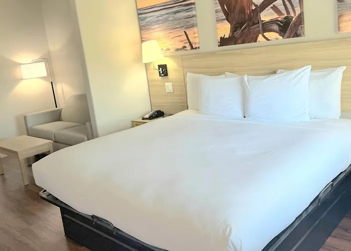 Days Inn & Suites By Wyndham Galveston West/Seawall