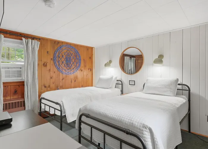 Phoenicia Lodge