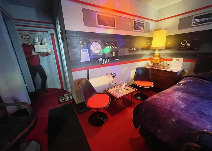 The Star Trek - Uss Enterprise Room At The Itty Bitty Inn