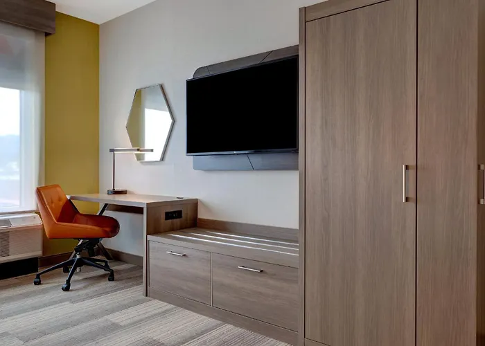 Holiday Inn Express & Suites - Glendale Downtown
