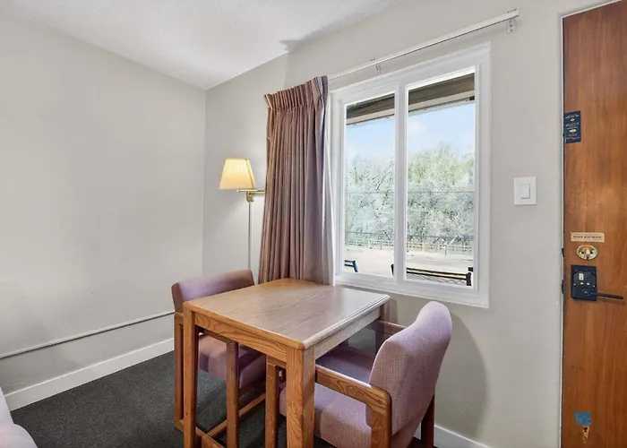 Eagle Motel Suite 106