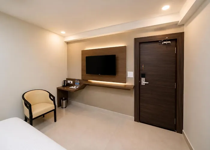 Hotel Brk Premium Near Medicover - Healthcity - Care - Apollo - Lv Prasad Hospital