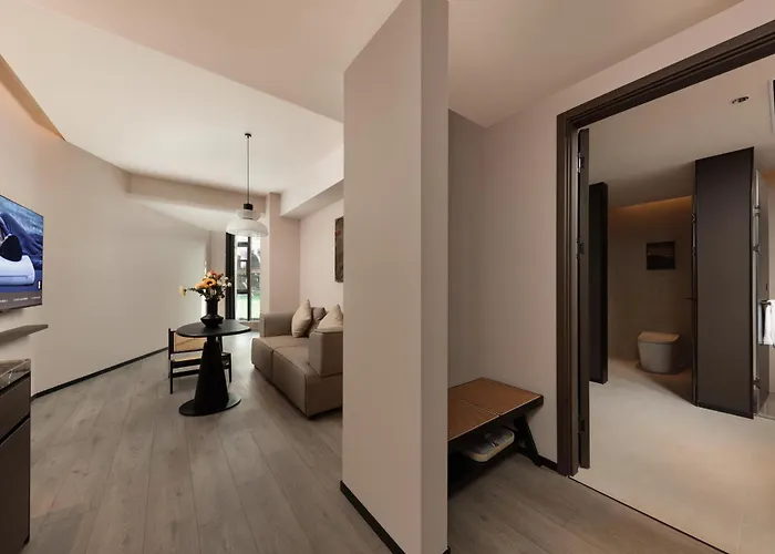 Atour Hotel Hongqiao Fenghuang Ancient City