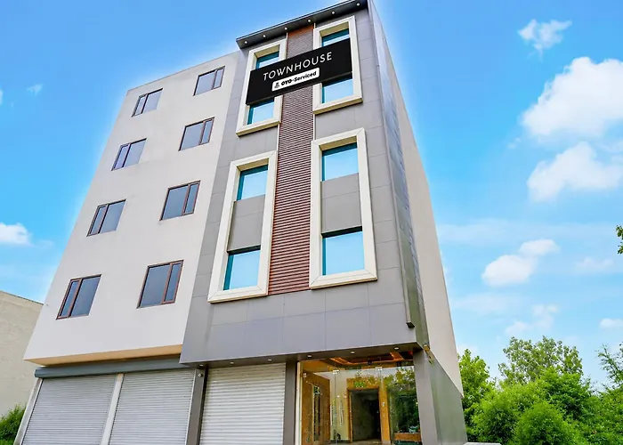 Super Townhouse Punjabi University Formerly Valley View