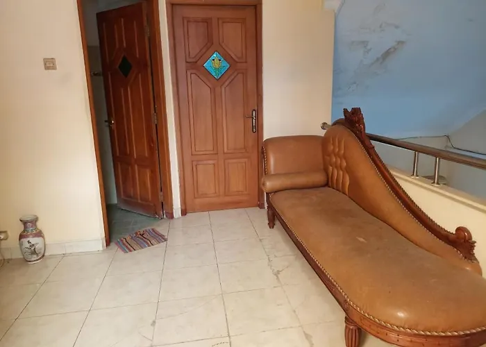 Oyo 95178 Azifa Guest House