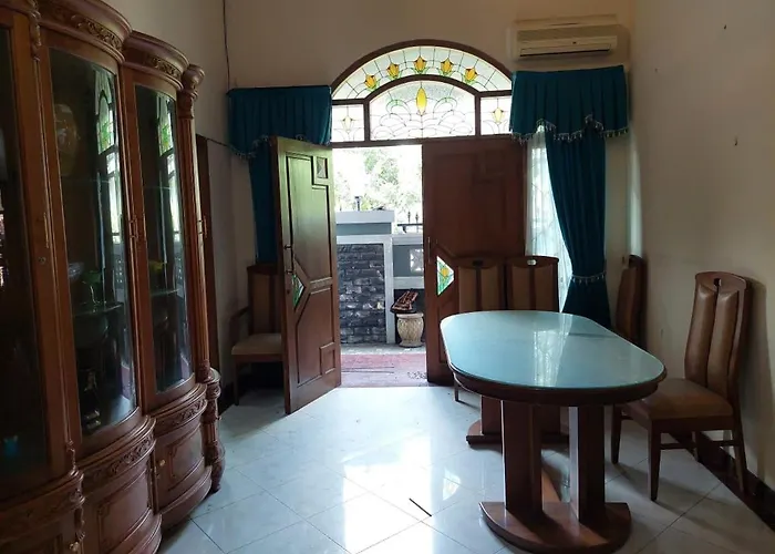 Oyo 95178 Azifa Guest House