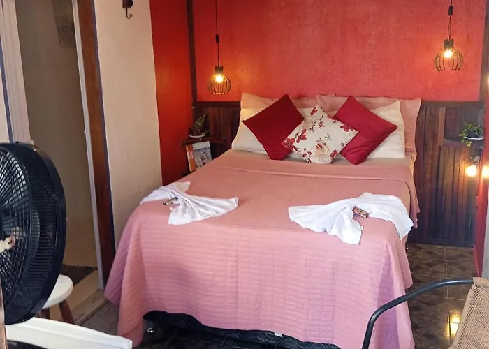 Pousada Dádiva e Passeios ,Suite 6, Simples a Passos da Praia do Pontal e do Centro Histórico ,com Lanchonete no Pátio