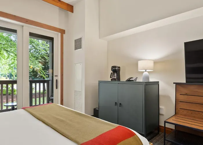 1322 Spruce Peak Mountain Side Guest Room 2- Beds Sleeps 4 Ski In Ski Out By Stowe Mountain Rentals