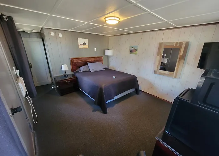 Cedar Village Motel