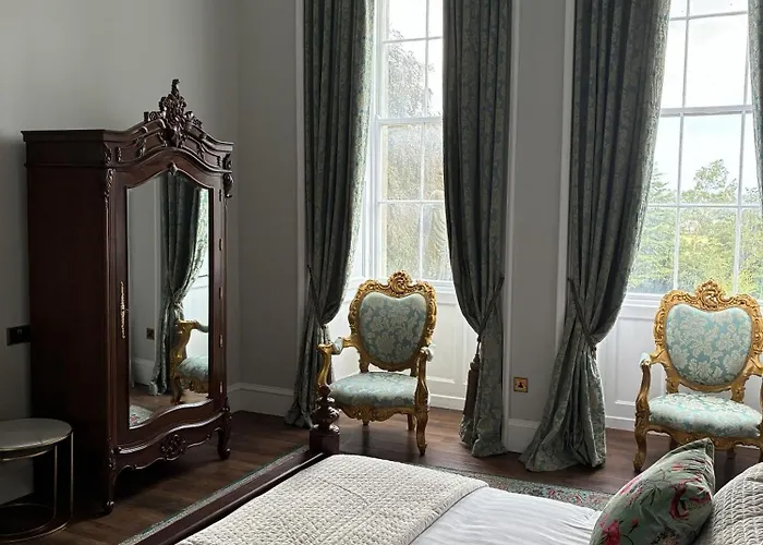 Uppercourt Manor