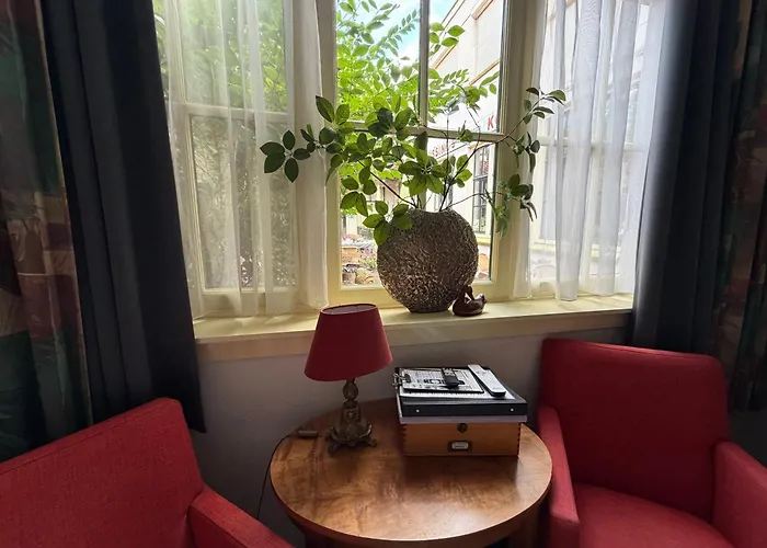 Hotel Hanzestadslogement De Leeuw: Historic Center Retreat with Kitchen Rooms
