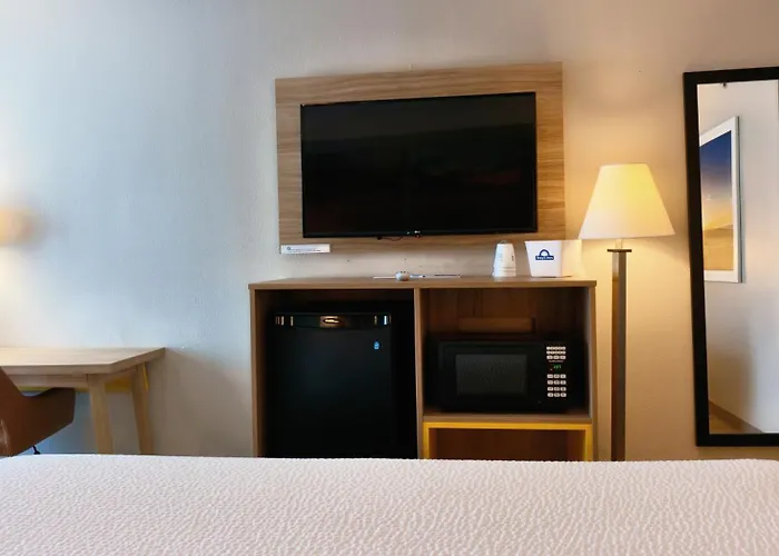 Days Inn By Wyndham Fargo - West Acres