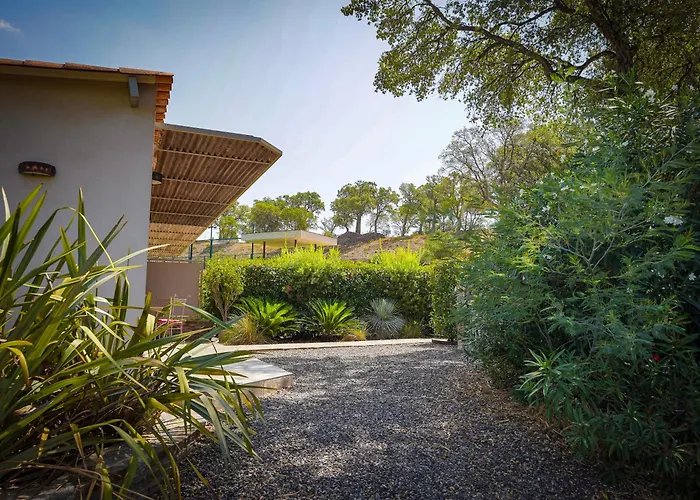La Villa Nais -Suites&Appartements avec Piscine et Padel Bormes-les-Mimosas