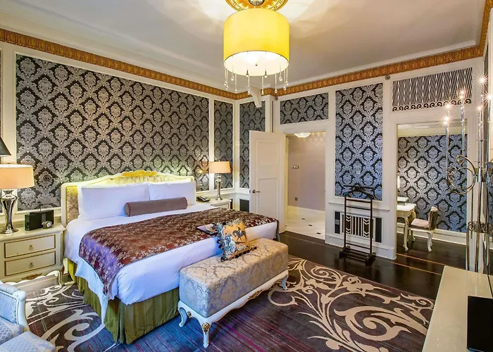 Fairmont Peace Hotel On The Bund