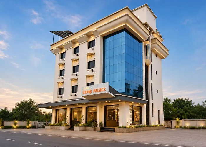 Hotel Laxmibai Palace- Only 300 Meter From Sai Baba Temple!!!!