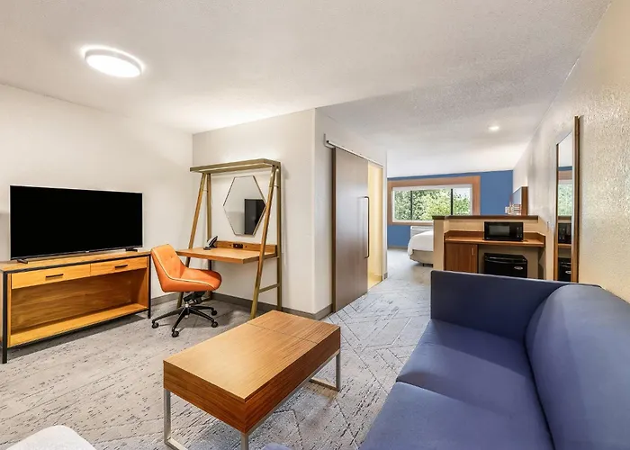 Holiday Inn Express & Suites Minneapolis - West End By Ihg