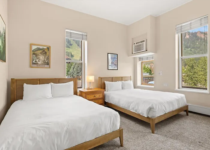 Independence Square 213, Spacious Hotel Room With 2 Queen Beds, Wet Bar, And Sitting Area