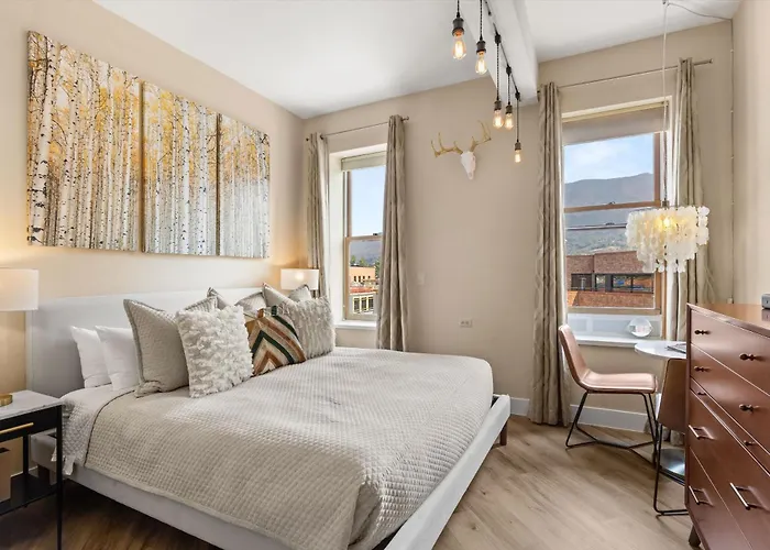 Independence Square 304, Stylish Hotel Room With Downtown Views & Great Location