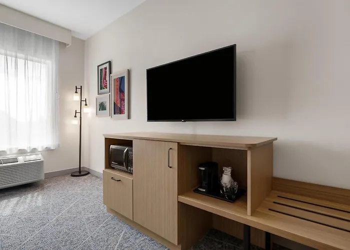 Hampton Inn By Hilton Nashville Airport Century Place