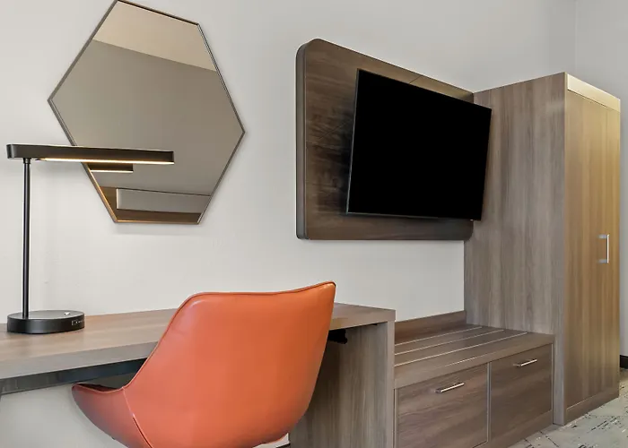 Holiday Inn Express & Suites - Detroit North - Roseville By Ihg
