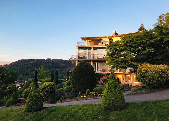 DAS SCHLOSSBERG - Boutique Hotel im Park- Nahe der Therme